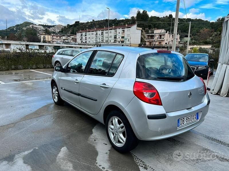 Usado Renault Clio II 2006 Gris Utilitario