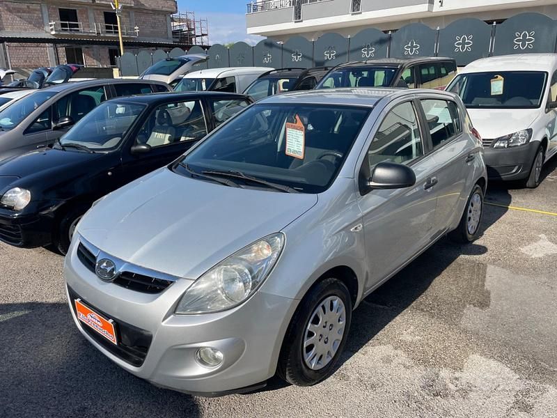 Usata Hyundai i20 77 CV (56 kW) 2012 Grigio Monovolume