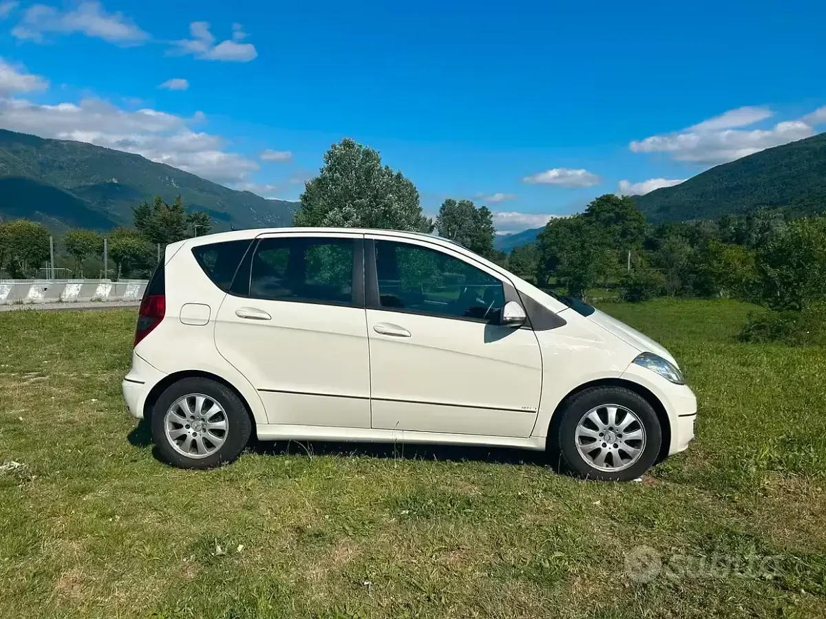 Usata Mercedes A180 Avantgarde 109 CV (80 kW) 2011 Bianco Utilitaria
