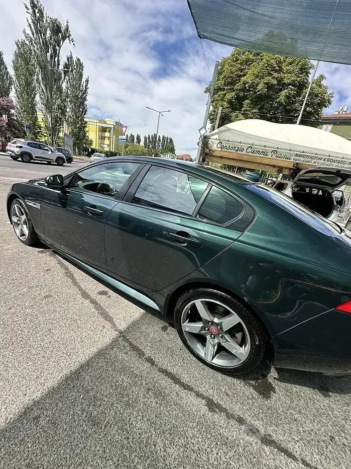Usata Jaguar XE 200 CV (147 kW) 2017 Verde Berlina