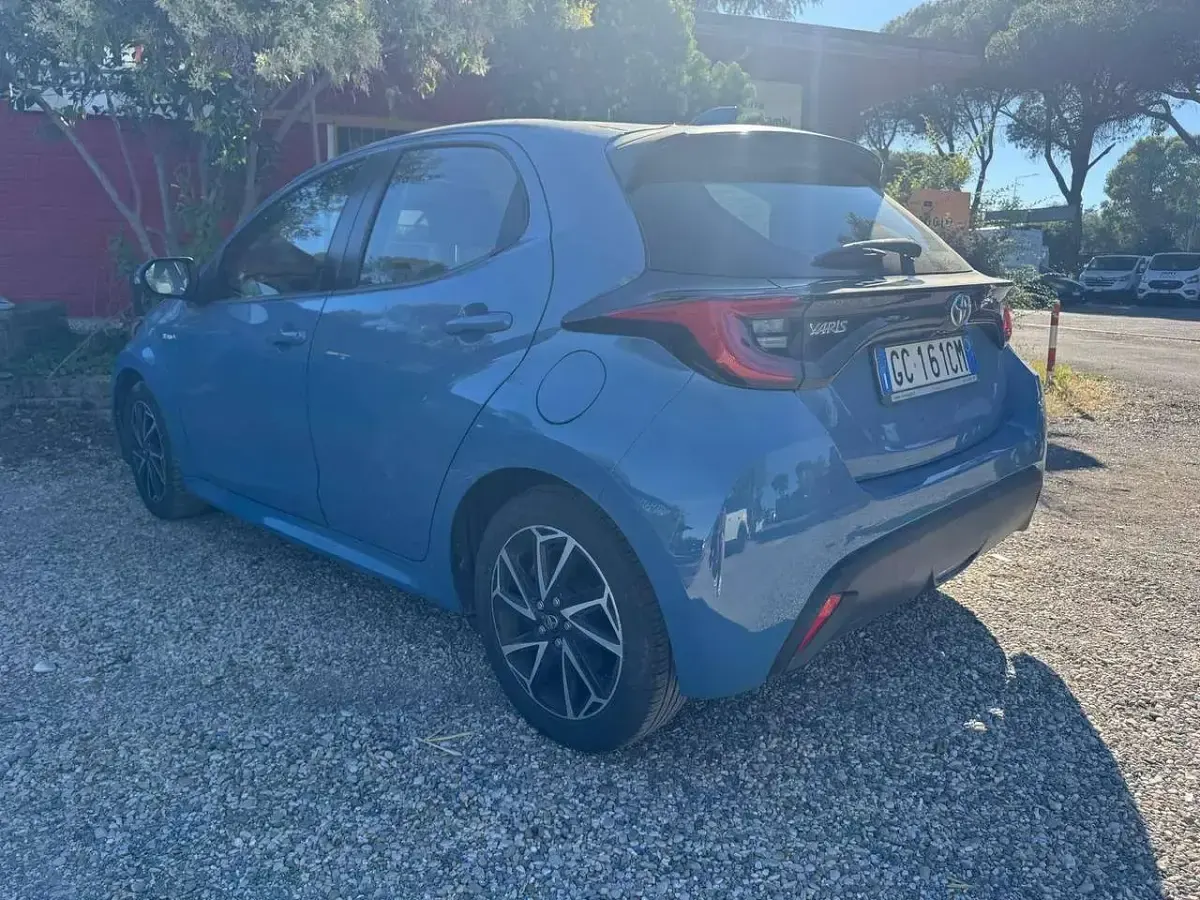 Usata Toyota Yaris Hybrid Active 92 CV (67 kW) 2021 Blu/azzurro Berlina