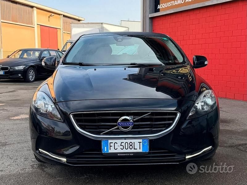 Usata Volvo V40 Momentum 120 CV (88 kW) 2016 Nero Berlina