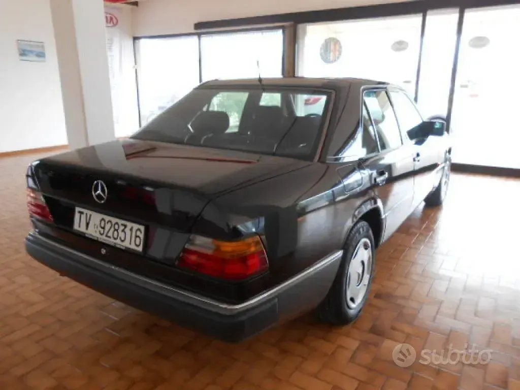 Usata Mercedes E200 118 CV (86 kW) 1992 Nero Berlina