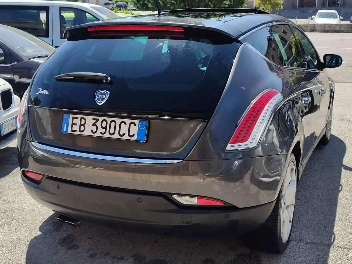 Usata Lancia Delta 165 CV (121 kW) 2010 Grigio Utilitaria