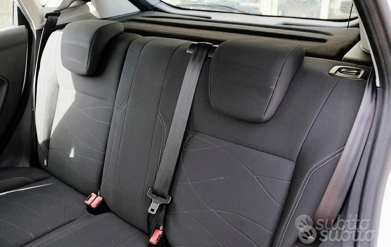 Usata Ford Fiesta 75 CV (55 kW) 2016 Bianco Utilitaria