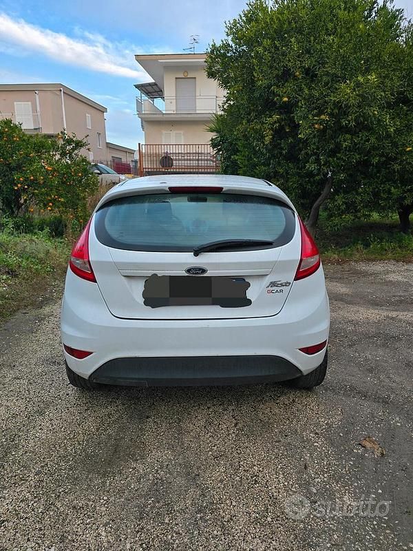 Usado Ford Fiesta 82 HP (60 kW) 2009 Branco Sedan