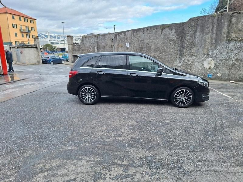 Usata Mercedes B180 109 CV (80 kW) 2018 Nero Monovolume