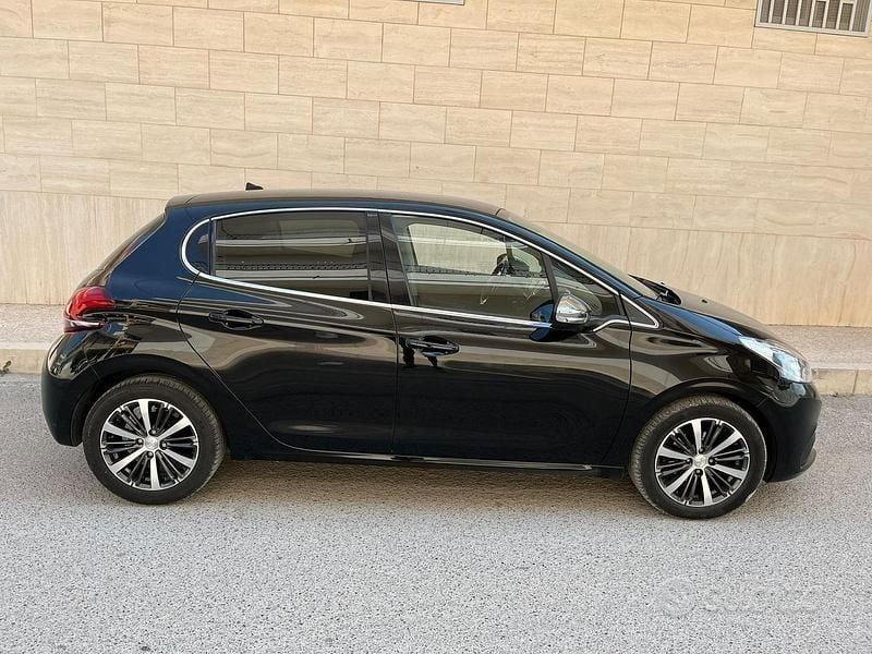 Usata Peugeot 208 Allure 75 CV (55 kW) 2018 Nero Utilitaria