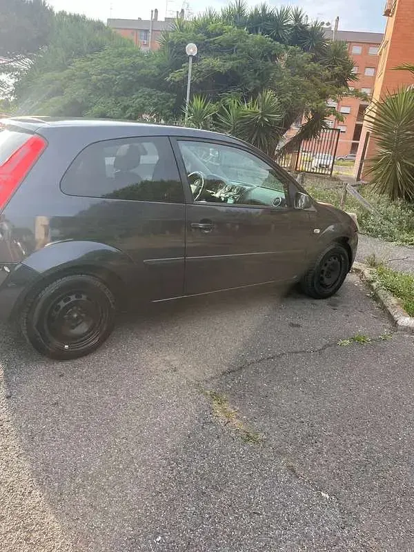 Usata Ford Fiesta Ghia 68 CV (50 kW) 2006 Utilitaria