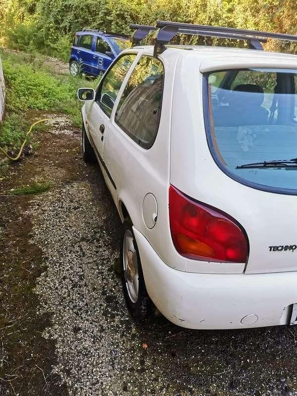 Usata Ford Fiesta 75 CV (55 kW) 1998 Bianco Utilitaria