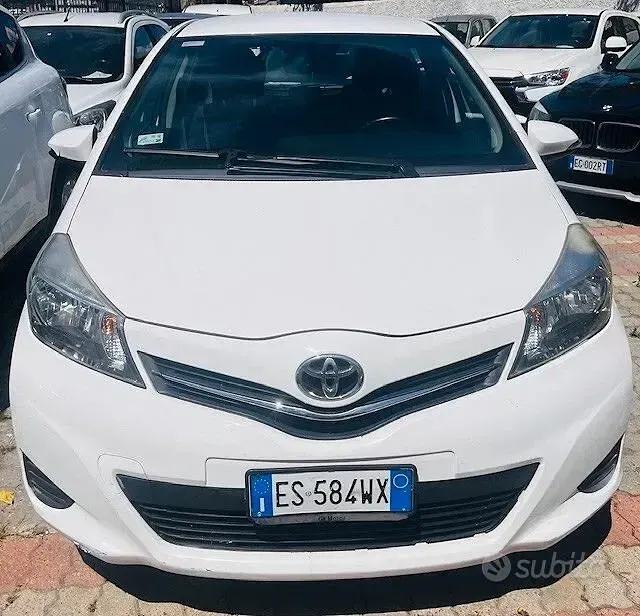 Usata Toyota Yaris Lounge 69 CV (50 kW) 2013 Bianco Utilitaria