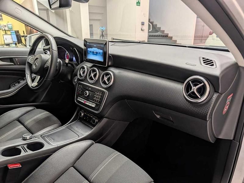 Usata Mercedes A180 109 CV (80 kW) 2017 Grigio Berlina