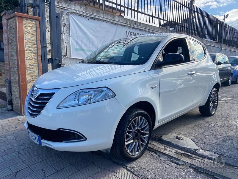Usata Lancia Ypsilon Gold 85 CV (62 kW) 2013 Bianco Utilitaria