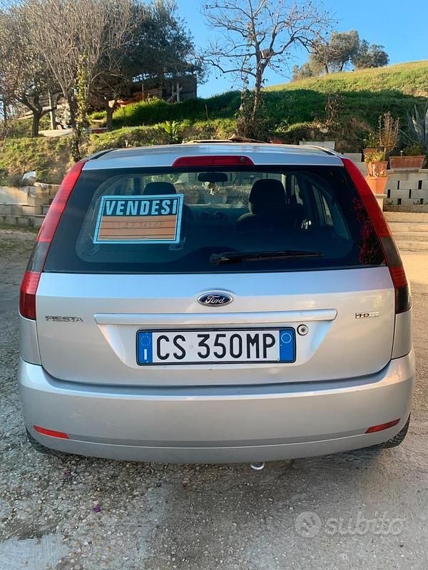 Grigio Usata 2006 Ford Fiesta Tre volumi | 2500 € - Immagine 1/4