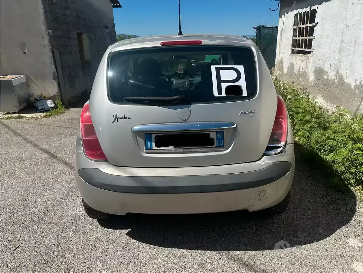 Usata Lancia Ypsilon 70 CV (51 kW) 2004 Grigio Utilitaria