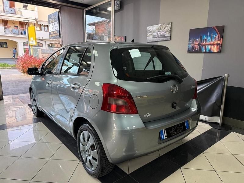 Usata Toyota Yaris Sol 84 CV (61 kW) 2006 Argento Berlina