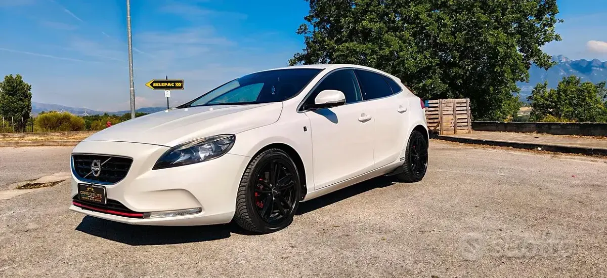 Usata Volvo V40 Ocean Race 115 CV (84 kW) 2015 Bianco Utilitaria