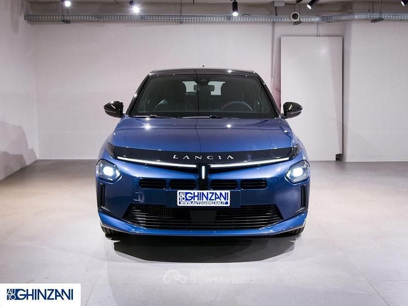 Usata Lancia Ypsilon 101 CV (74 kW) 2024 Blu / tetto nero Utilitaria