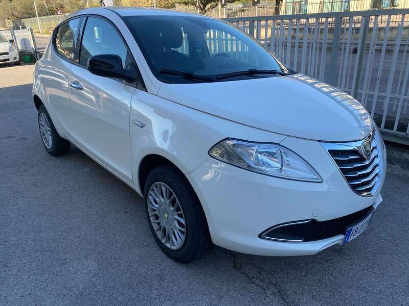 Usata Lancia Ypsilon Silver 80 CV (58 kW) 2015 Bianco Utilitaria