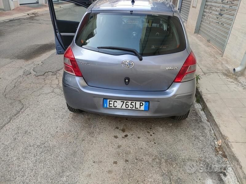 Grigio Usata 2010 Toyota Yaris Due volumi | 3800 € - Immagine 1/4