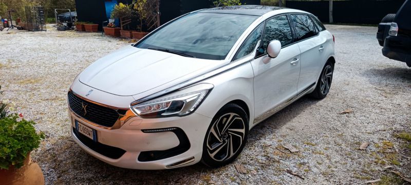 Bianco Usata 2016 DS Automobiles DS5 Chic Due volumi | 13.500 € (Molto cara) - Immagine 1/4