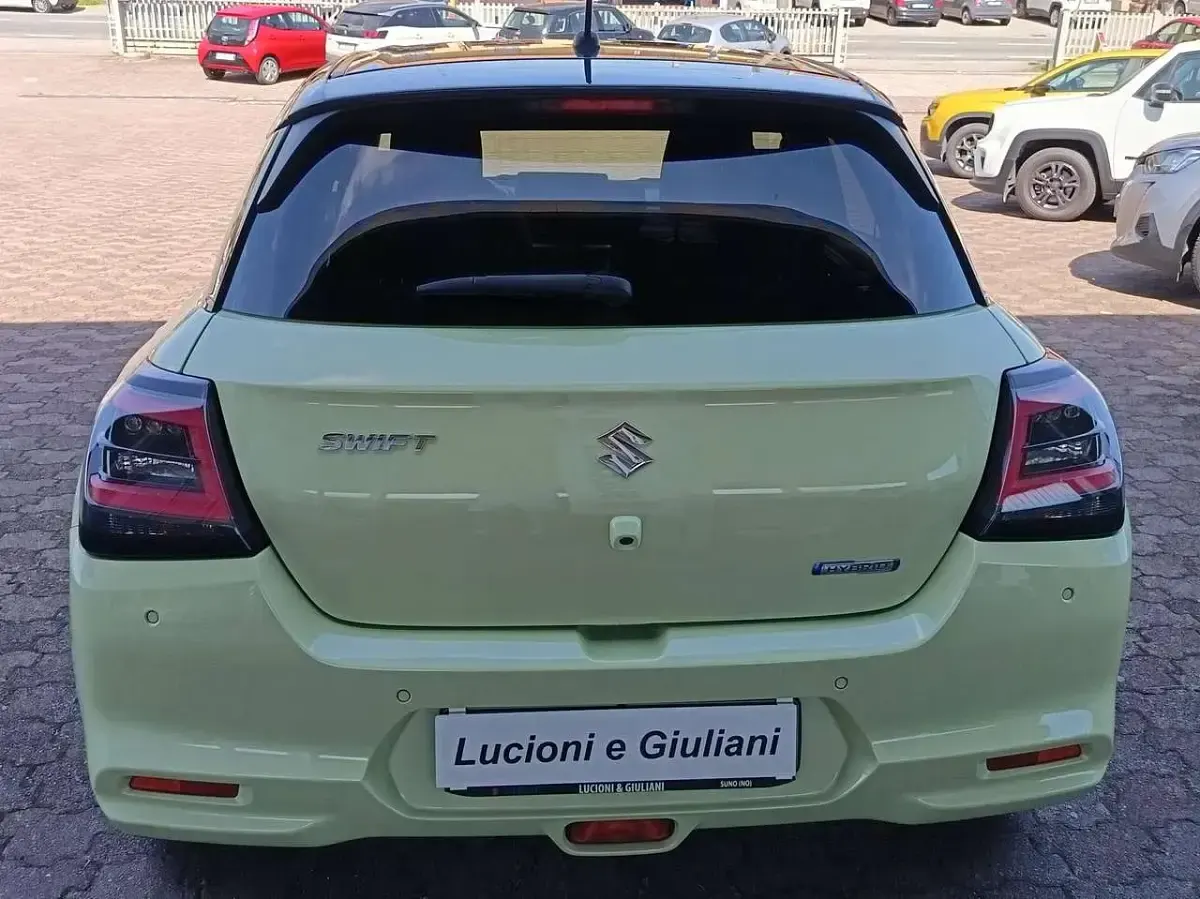 Usata Suzuki Swift 83 CV (61 kW) 2024 Verde hawaii  tetto grigio Utilitaria