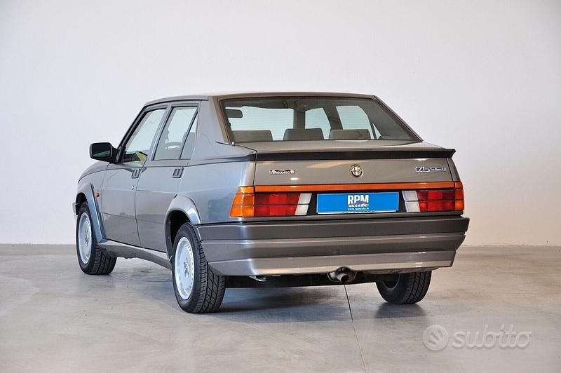 Usata Alfa Romeo 75 148 CV (108 kW) 1987 Grigio Berlina