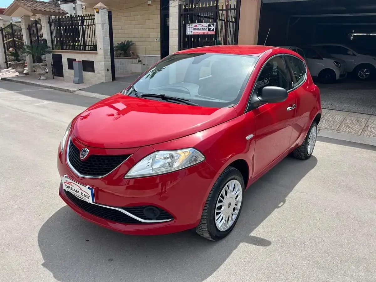 Usata Lancia Ypsilon Platinum 85 CV (62 kW) 2016 Rosso Utilitaria