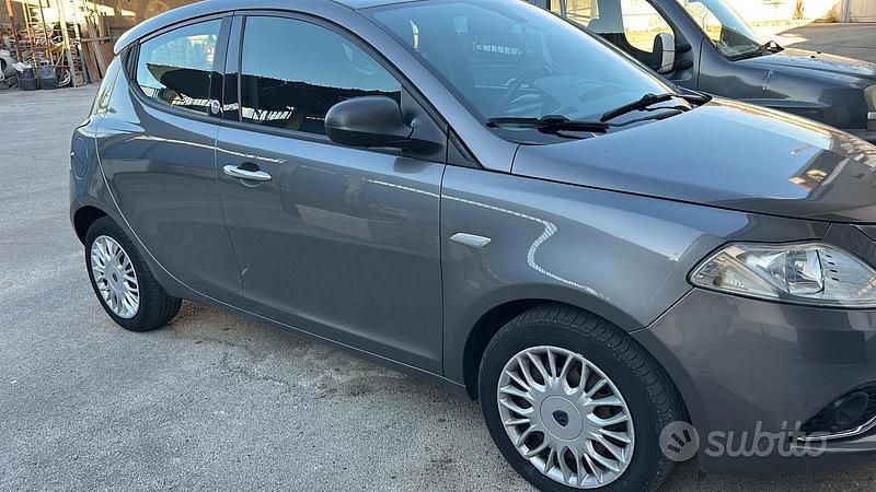 Usata Lancia Ypsilon 69 CV (50 kW) 2016 Grigio Utilitaria