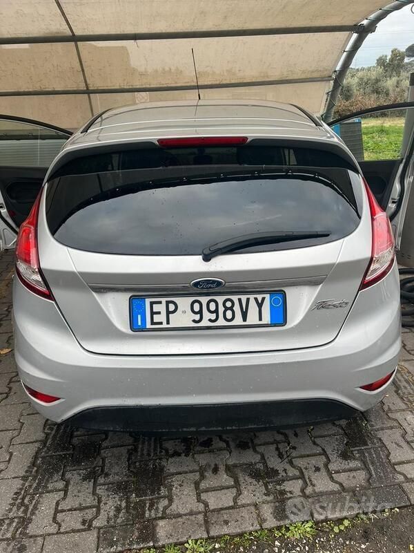 Usata Ford Fiesta Titanium 80 CV (58 kW) 2013 Grigio Utilitaria