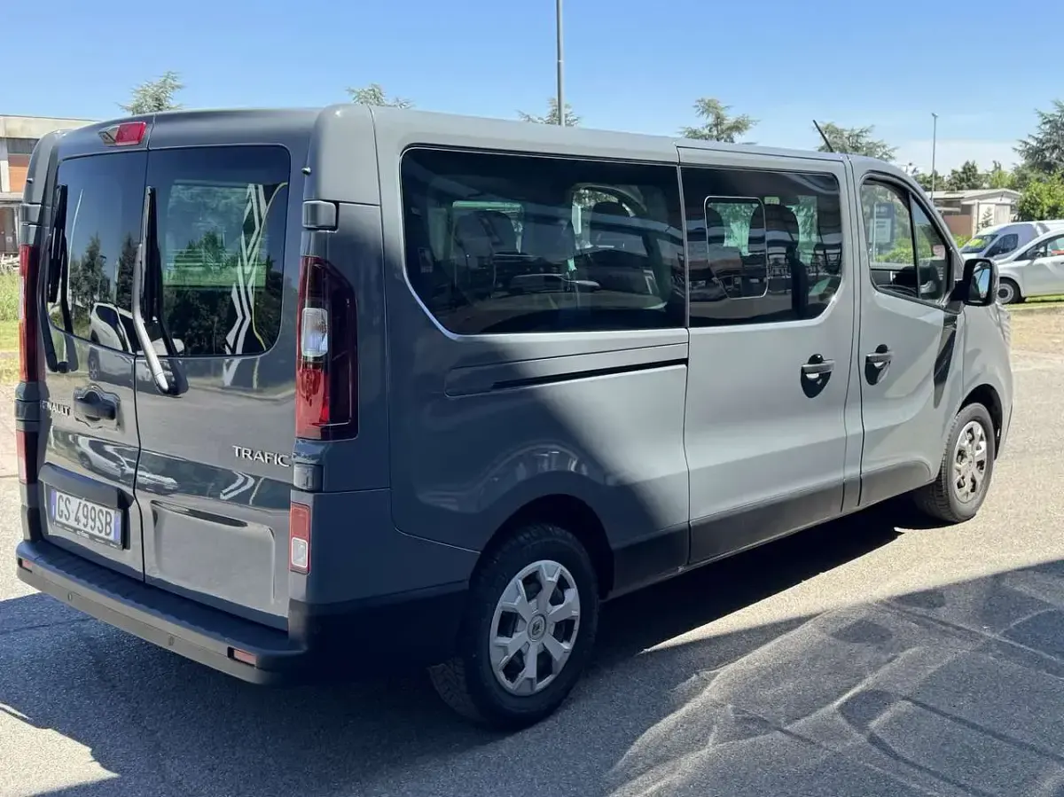 Usata Renault Trafic Equilibre 150 CV (110 kW) 2024 Blu/azzurro Monovolume