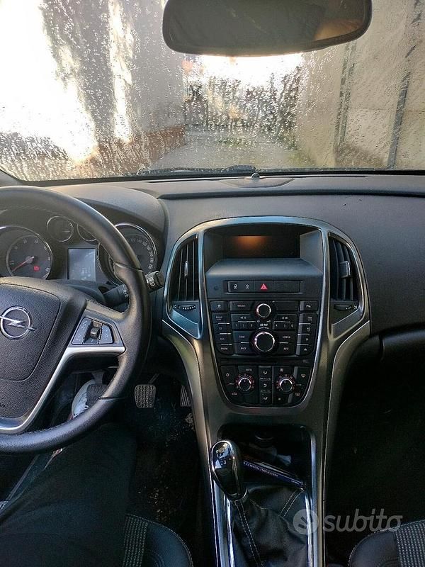 Usata Opel Astra Cosmo 95 CV (69 kW) 2011 Station wagon