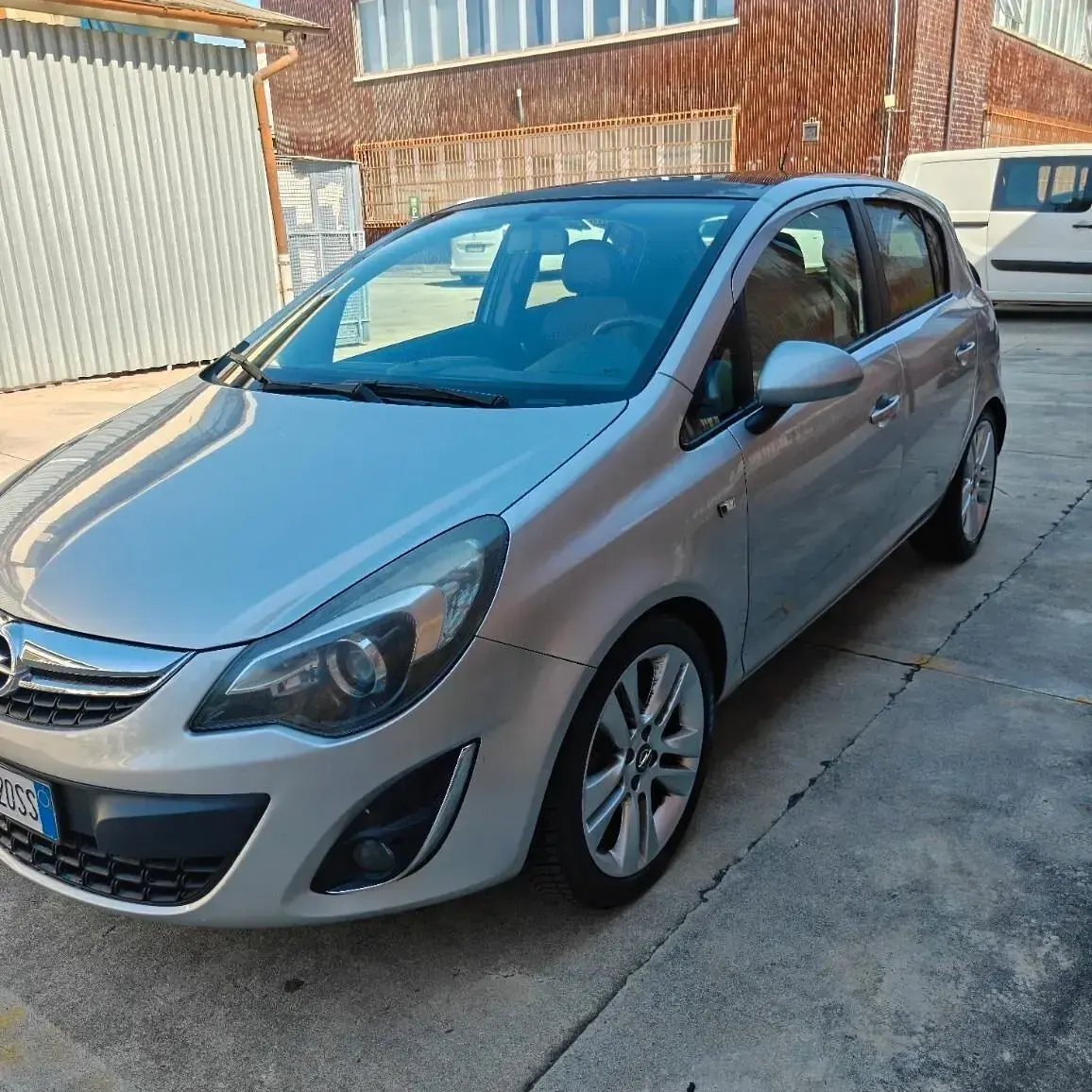 Usata Opel Corsa Cosmo 85 CV (62 kW) 2011 Argento Utilitaria
