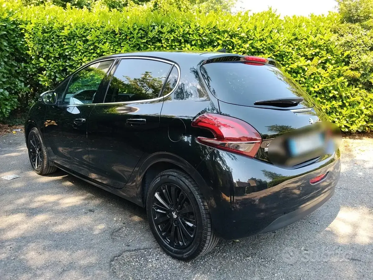 Usata Peugeot 208 Allure 110 CV (80 kW) 2016 Nero Utilitaria