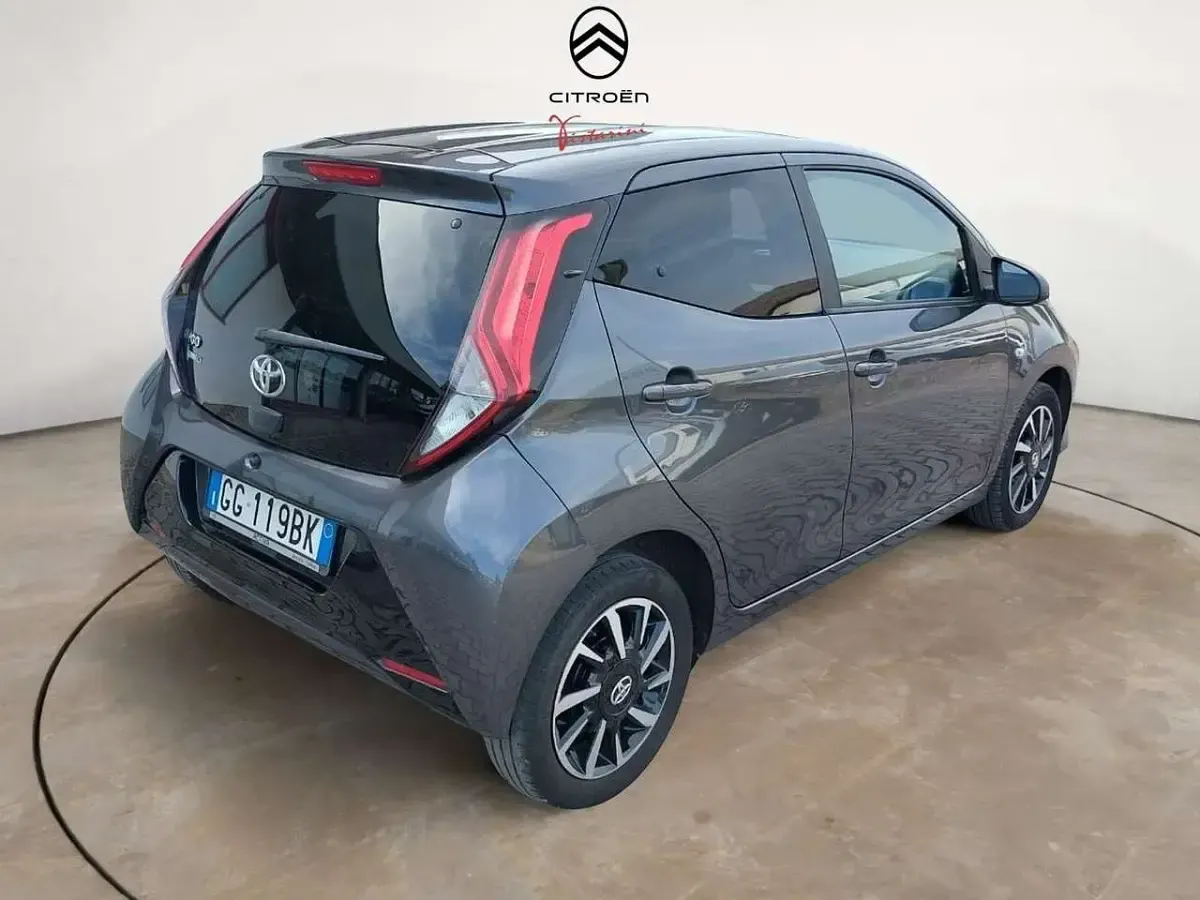 Usata Toyota Aygo Connect Style 72 CV (52 kW) 2021 Grigio Utilitaria