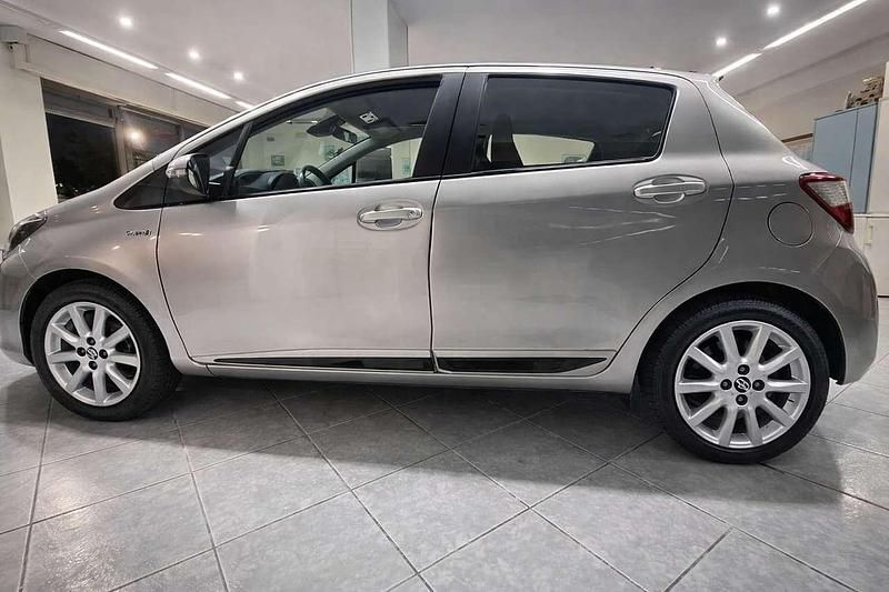 Brugt Toyota Yaris Hybrid Active 101 HK (74 kW) 2018 Sølv Sedan