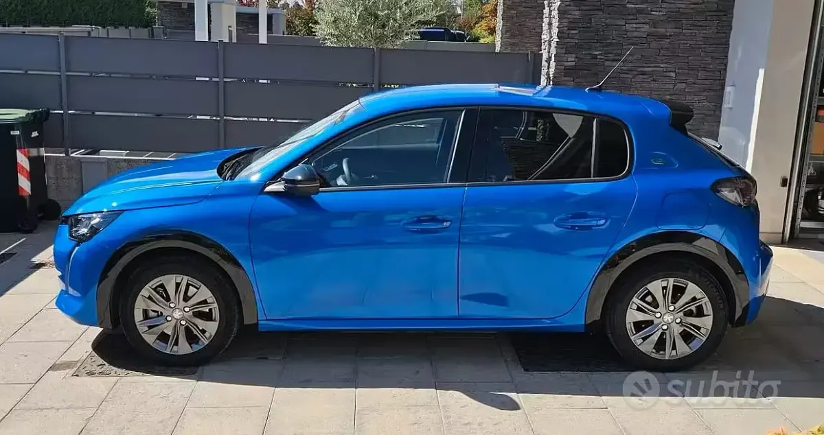 Usata Peugeot e-208 Allure 56 kW (77 CV) 2022 Bluazzurro Utilitaria