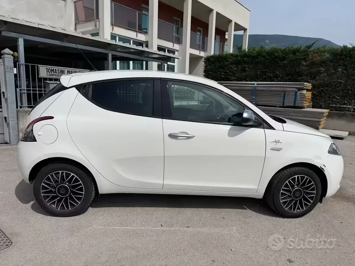 Usata Lancia Ypsilon 60 CV (44 kW) 2017 Bianco Utilitaria