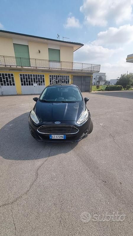 Usata Ford Fiesta 75 CV (55 kW) 2015 Nero Berlina