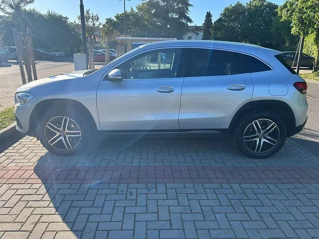 Usata Mercedes GLA180 116 CV (85 kW) 2021 Argento SUV