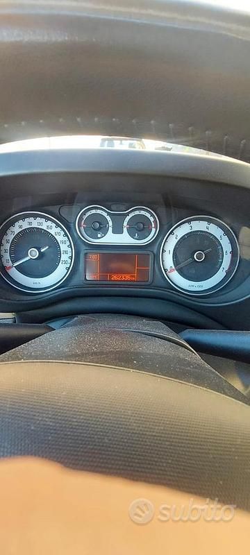 Grigio Usata 2012 Fiat 500L Monovolume | 4000 € (Cara) - Immagine 1/4