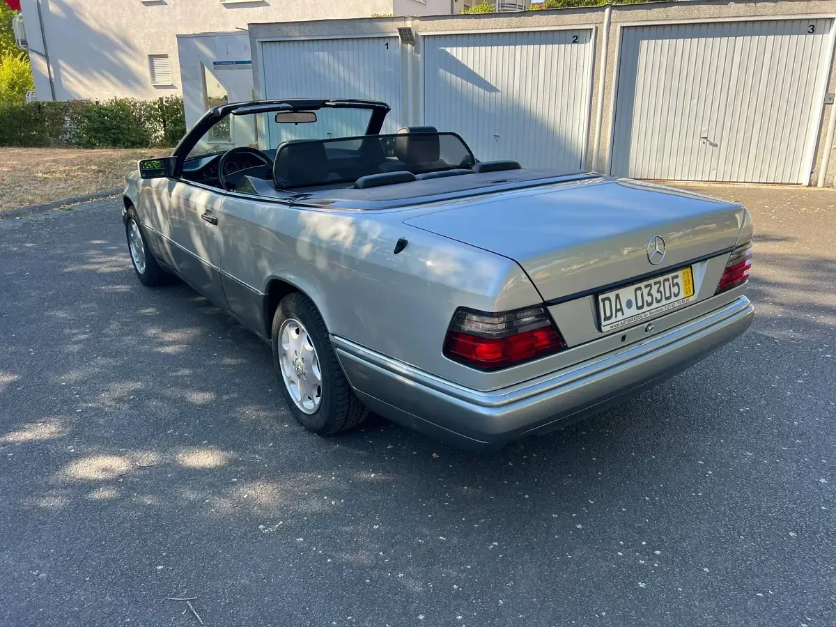 Usata Mercedes E220 150 CV (110 kW) 1996 Argento Cabrio