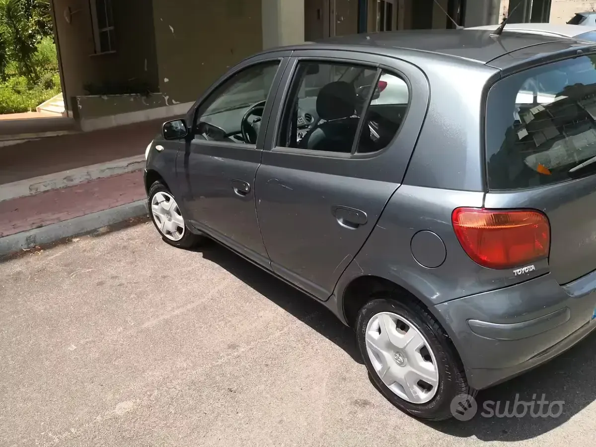 Usata Toyota Yaris 65 CV (47 kW) 2004 Grigio Utilitaria