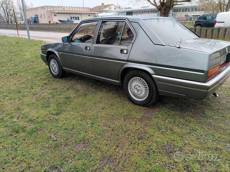 Usata Alfa Romeo 90 120 CV (88 kW) 1986 Grigio Berlina