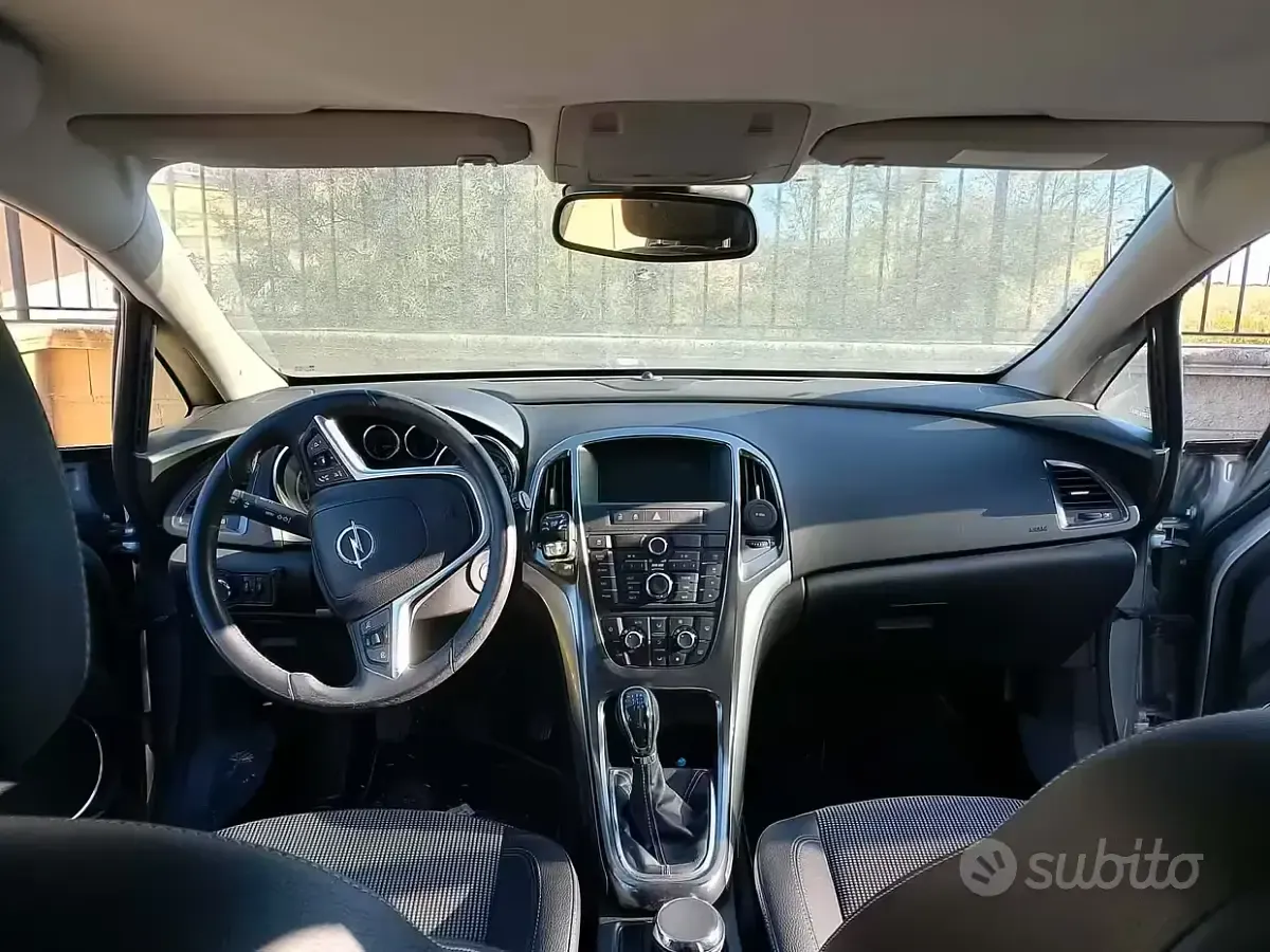 Usata Opel Astra 60 CV (44 kW) 2012 Grigio Berlina