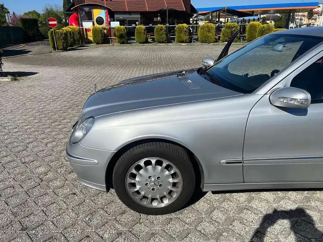Usado Mercedes E240 Avantgarde 177 CV (130 kW) 2002 Plateado Berlina