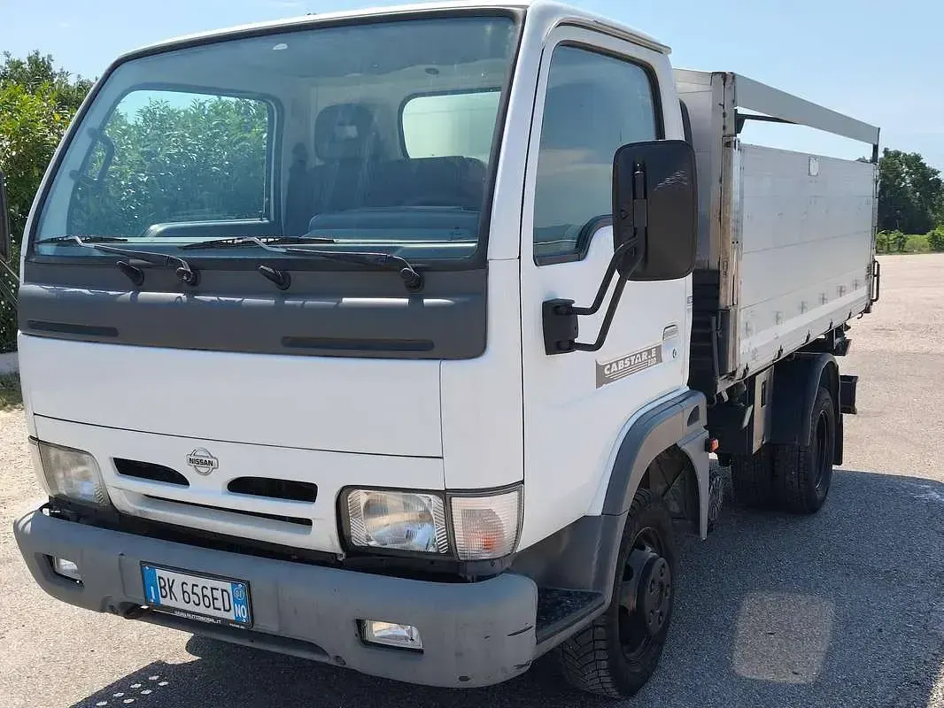 Usata Nissan Cabstar 120 CV (88 kW) 2001 Bianco Pick-up