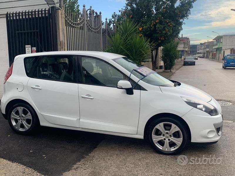 Usata Renault Scénic III Dynamique 110 CV (80 kW) 2010 Bianco Monovolume