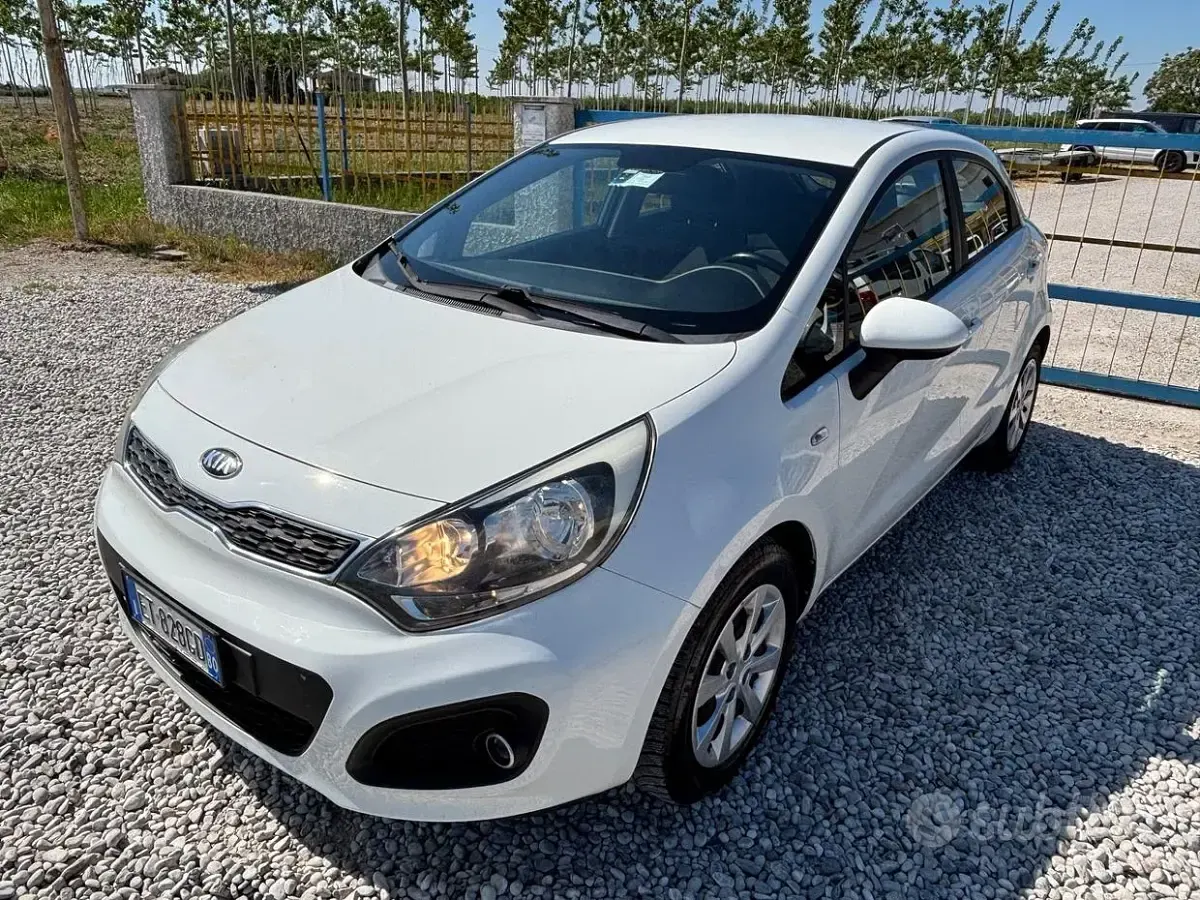 Usado Kia Rio EX 75 CV (55 kW) 2013 Blanco Berlina