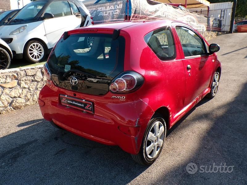 Usata Toyota Aygo 68 CV (50 kW) 2010 Rosso Utilitaria